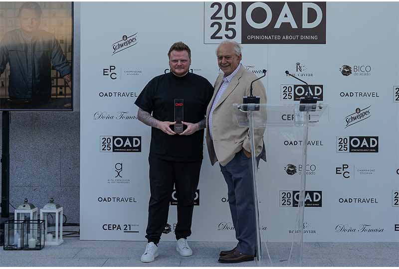 Foto: Steven Piotnicki entrega el primer premio del ránking de la lista Top 150 Mejores Restaurantes de Europa a Rasmus Munk, de Alchemist (Copenhague)