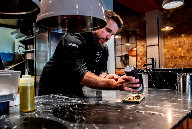 Chef Javi Estévez, con ropa laboral de la marca Velilla