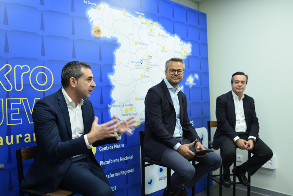 De izquierda a derecha: José Manuel Ramos, director regional de Makro Canarias; Bertrand Mothe, CEO de Makro y Eduardo López-Puertas, director de Cadena de Suministro Integral de Makro.